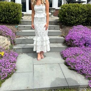 V. Chapman White Midi Dress with Elegant Design